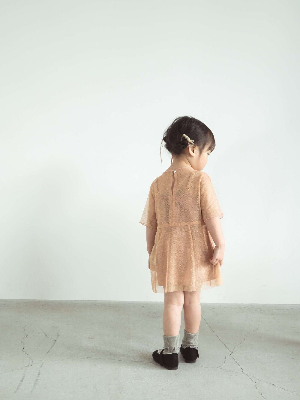 kaene (KIDS) ラメチュールメロウワンピース / 700009|モデル83cm 10kg (2歳11ヶ月)着用サイズS