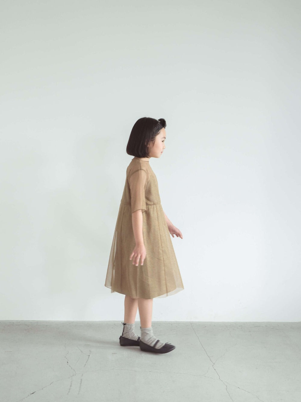 kaene (KIDS) ラメチュールメロウワンピース / 700009 |モデル130cm 25kg (9歳9ヶ月)着用サイズLL