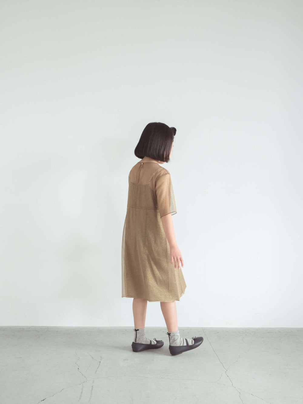 kaene (KIDS) ラメチュールメロウワンピース / 700009 |モデル130cm 25kg (9歳9ヶ月)着用サイズLL