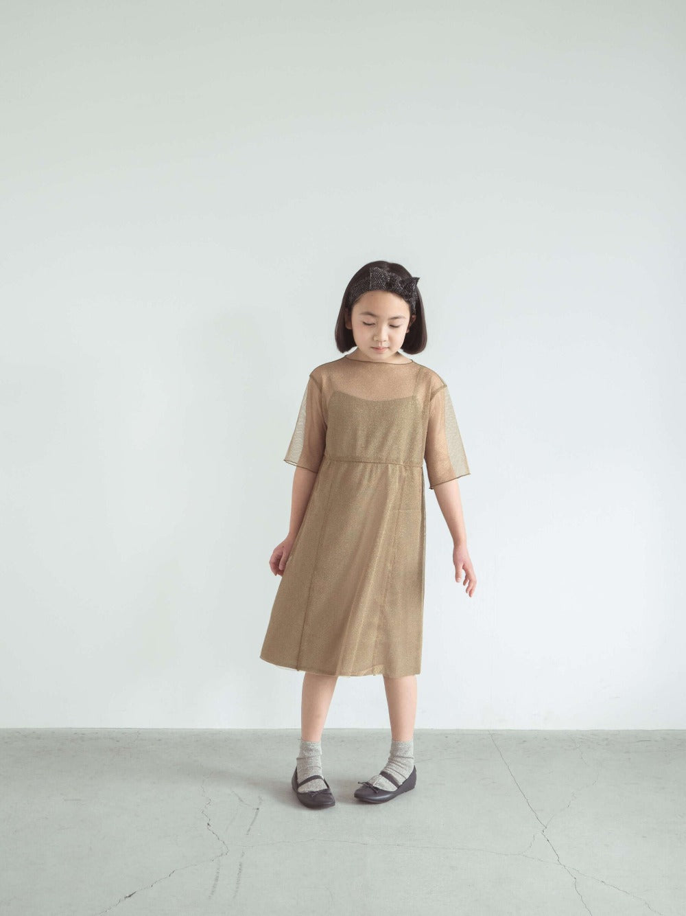 kaene (KIDS) ラメチュールメロウワンピース / 700009 |モデル130cm 25kg (9歳9ヶ月)着用サイズLL