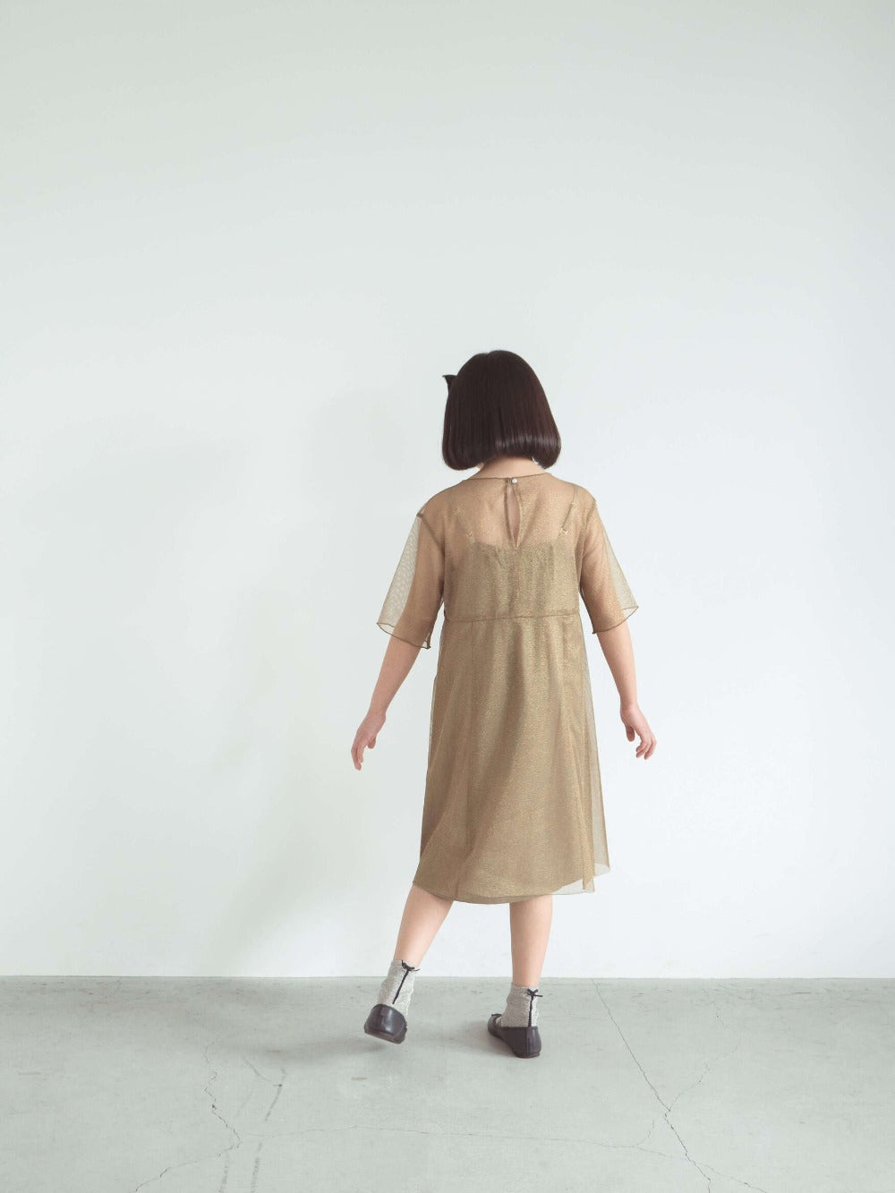 kaene (KIDS) ラメチュールメロウワンピース / 700009 |モデル130cm 25kg (9歳9ヶ月)着用サイズLL