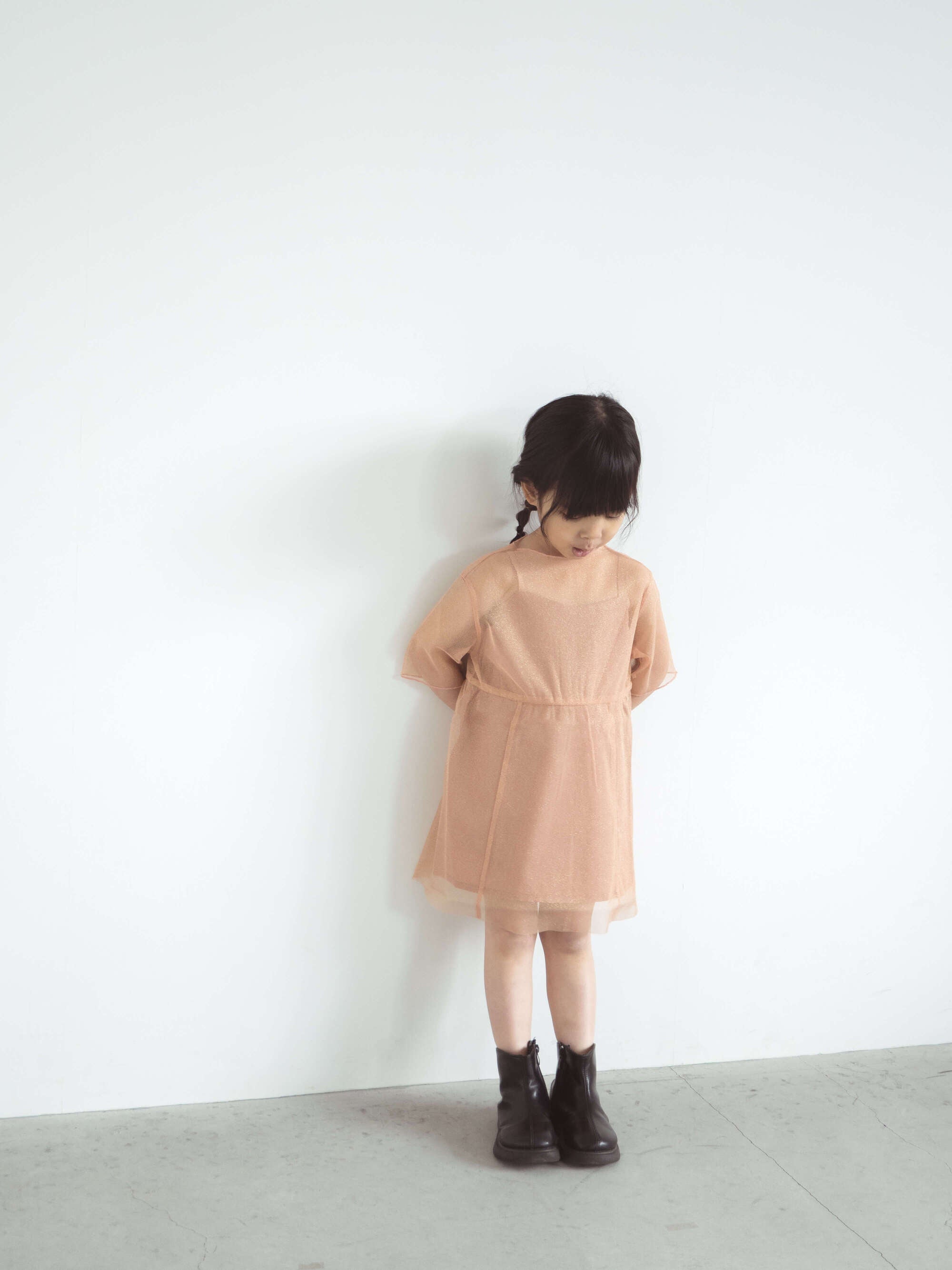 kaene (KIDS) ラメチュールメロウワンピース / 700009|モデル103cm 14kg (4歳9ヶ月)着用サイズM