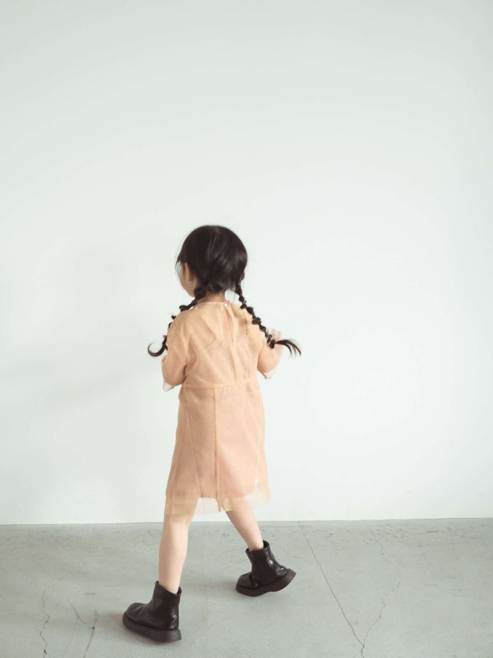 kaene (KIDS) ラメチュールメロウワンピース / 700009|モデル103cm 14kg (4歳9ヶ月)着用サイズM