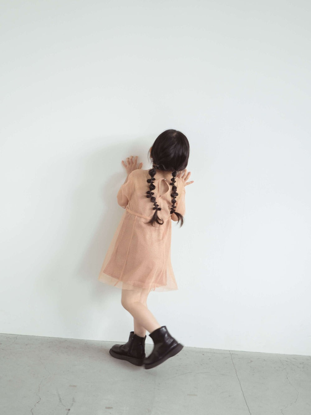 kaene (KIDS) ラメチュールメロウワンピース / 700009|モデル103cm 14kg (4歳9ヶ月)着用サイズM