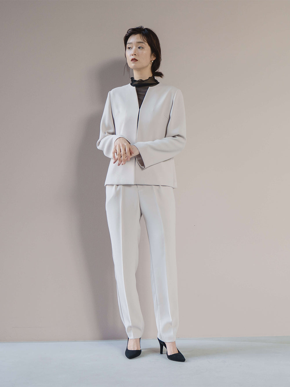 kaene バックハーフプリーツジャケット / 005339 | モデル身長166cm 着用サイズ36