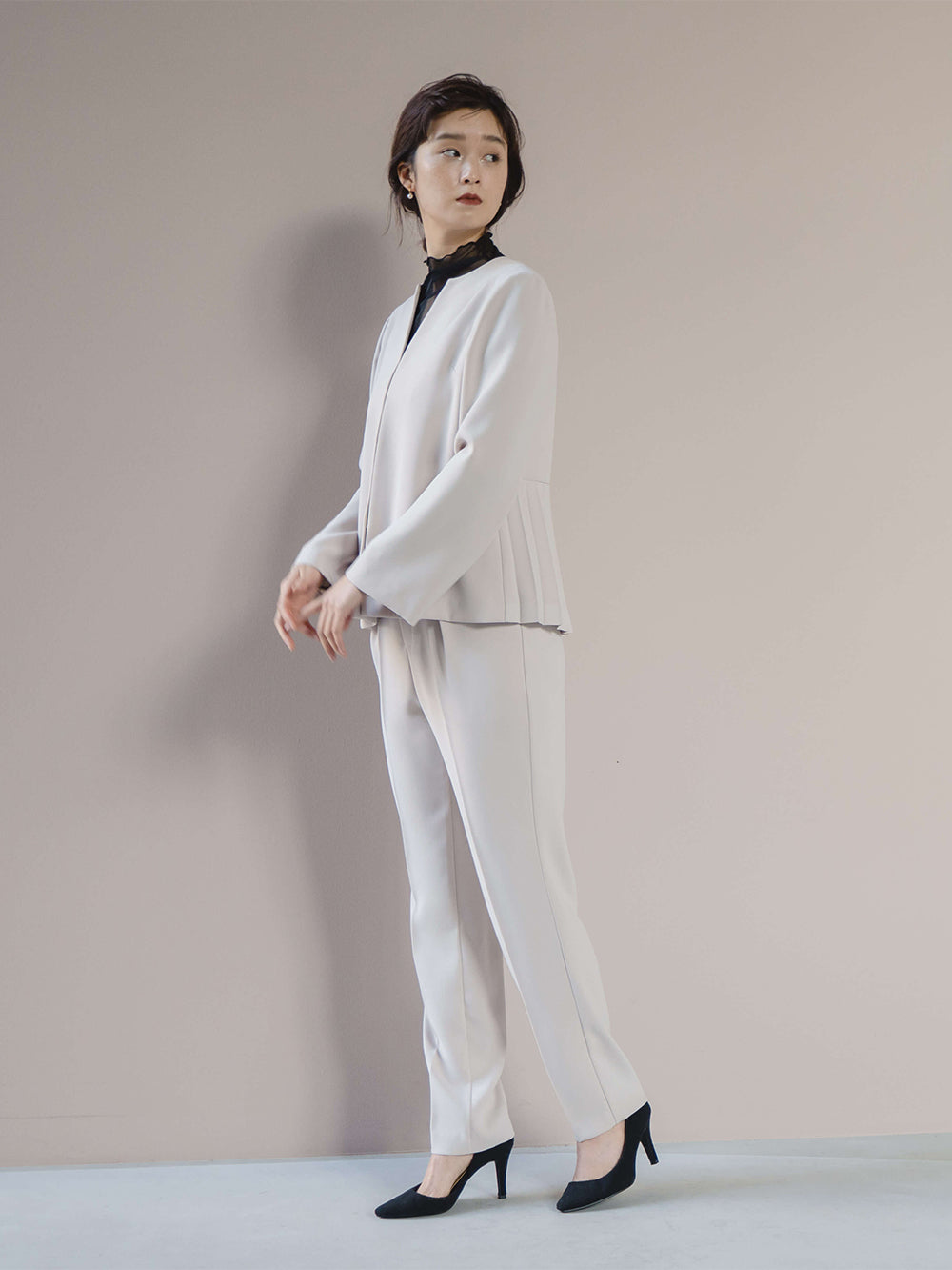 kaene バックハーフプリーツジャケット / 005339 | モデル身長166cm 着用サイズ36