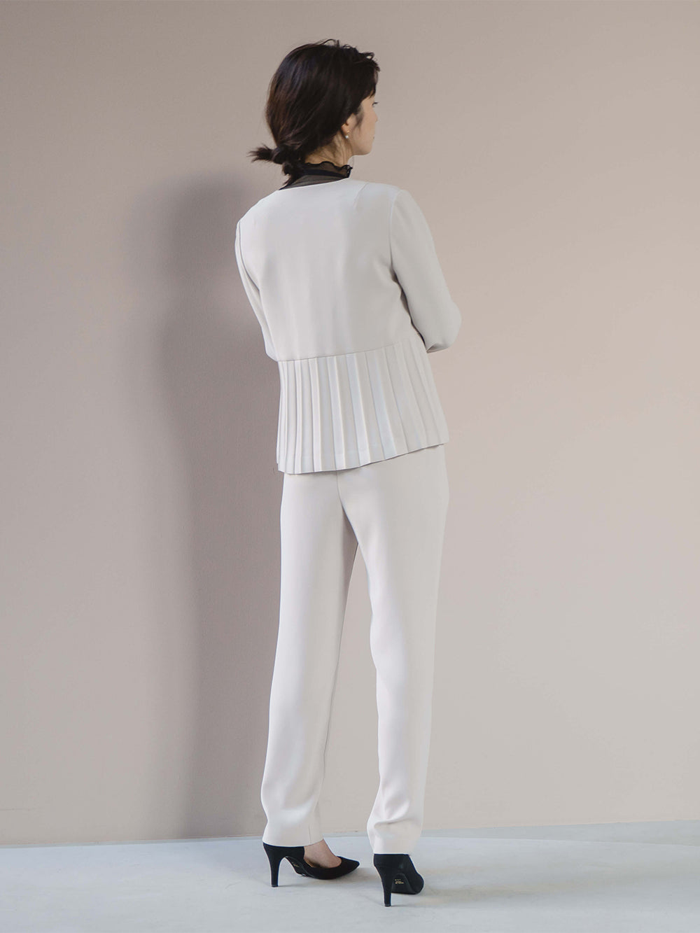 kaene バックハーフプリーツジャケット / 005339 | モデル身長166cm 着用サイズ36