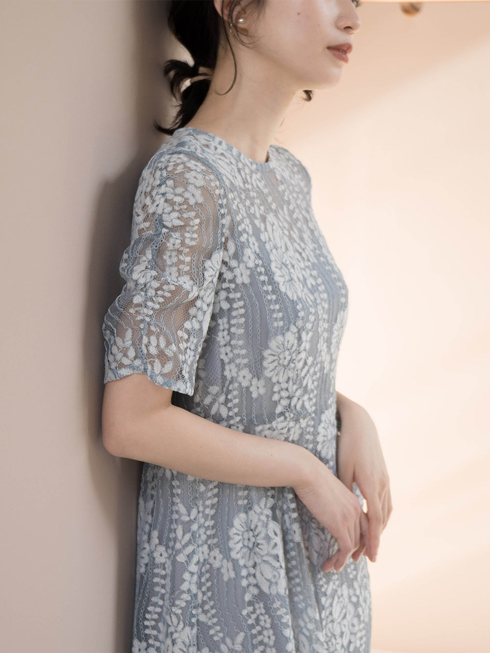 kaene 配色レースエプロンワンピース / 100604| モデル身長160cm 着用サイズ34