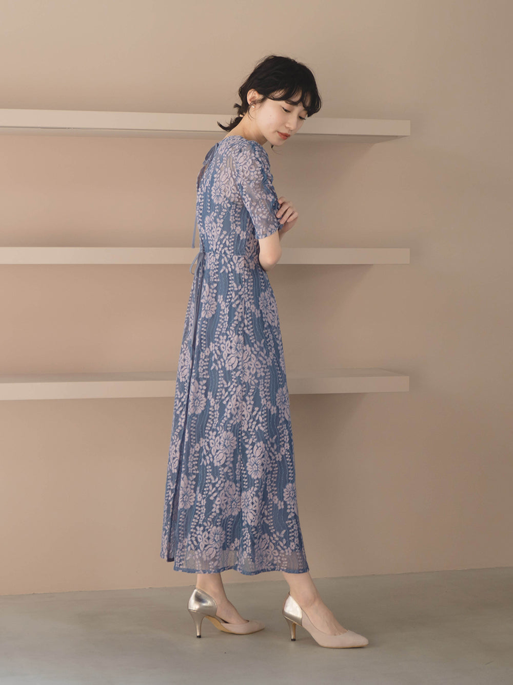 kaene 配色レースエプロンワンピース / 100604| モデル身長160cm 着用サイズ34