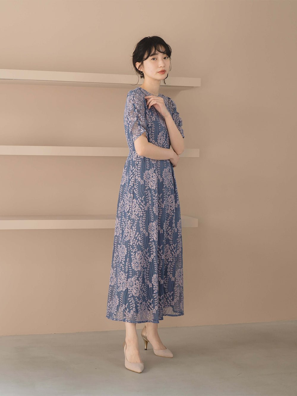 kaene 配色レースエプロンワンピース / 100604| モデル身長160cm 着用サイズ34