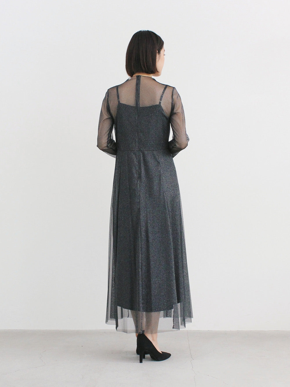 kaene ラメチュールメロウワンピース / 100535 | モデル身長162cm 着用サイズ36 ※black-silver着用