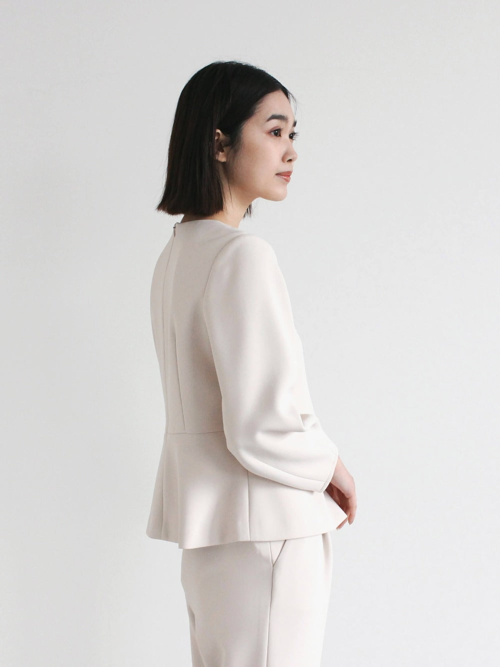 kaene ハイストレッチブラウス / 010461 | モデル身長162cm 着用サイズ34