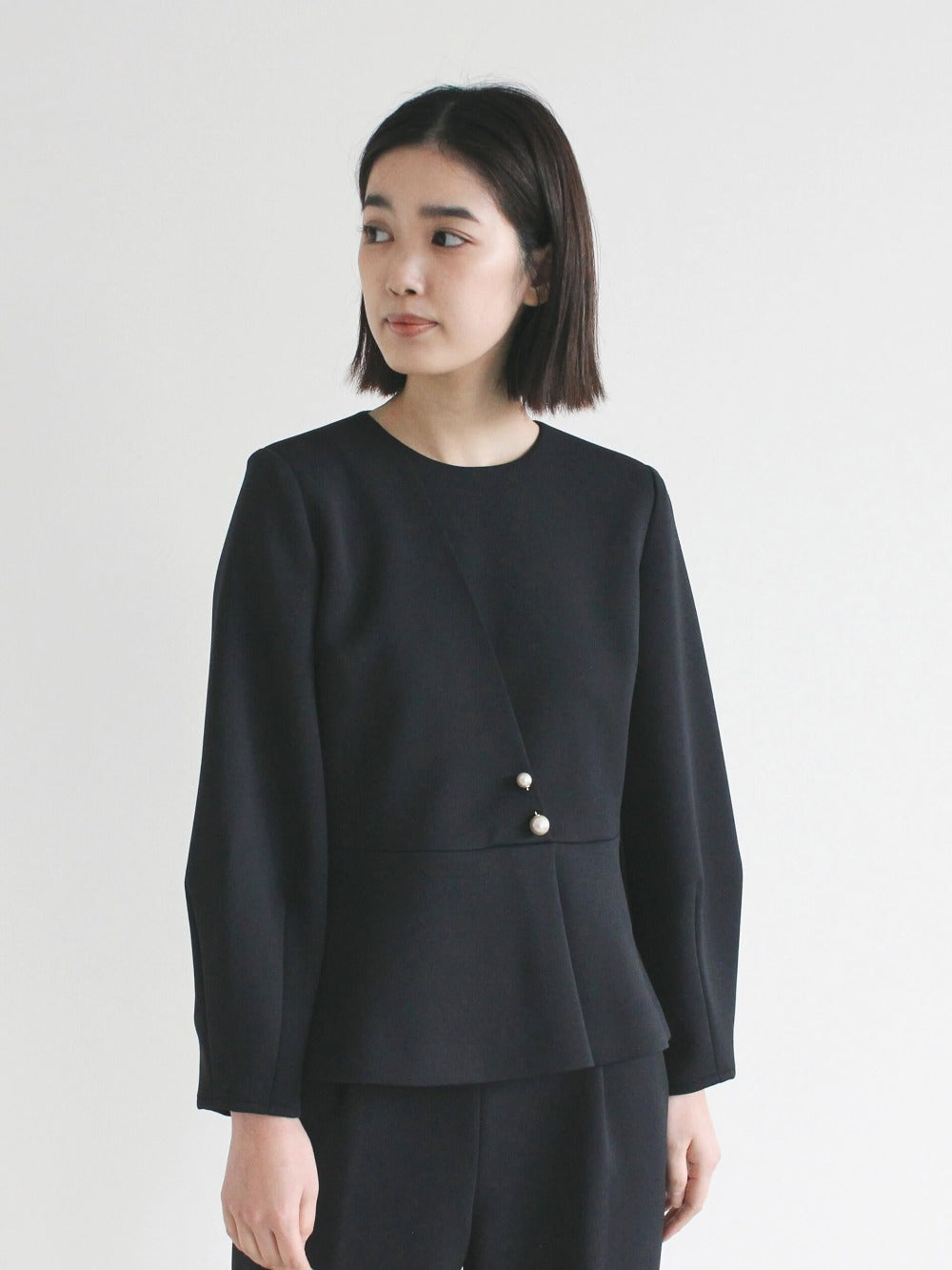 kaene ハイストレッチブラウス / 010461 | モデル身長162cm 着用サイズ34