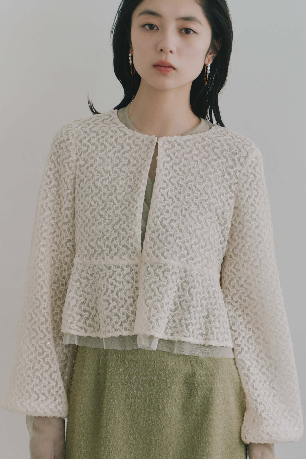 kaene  スパンコールレースボレロ / 005370 結婚式用ゲストドレス ivory | モデル身長162cm　着用サイズFREE
