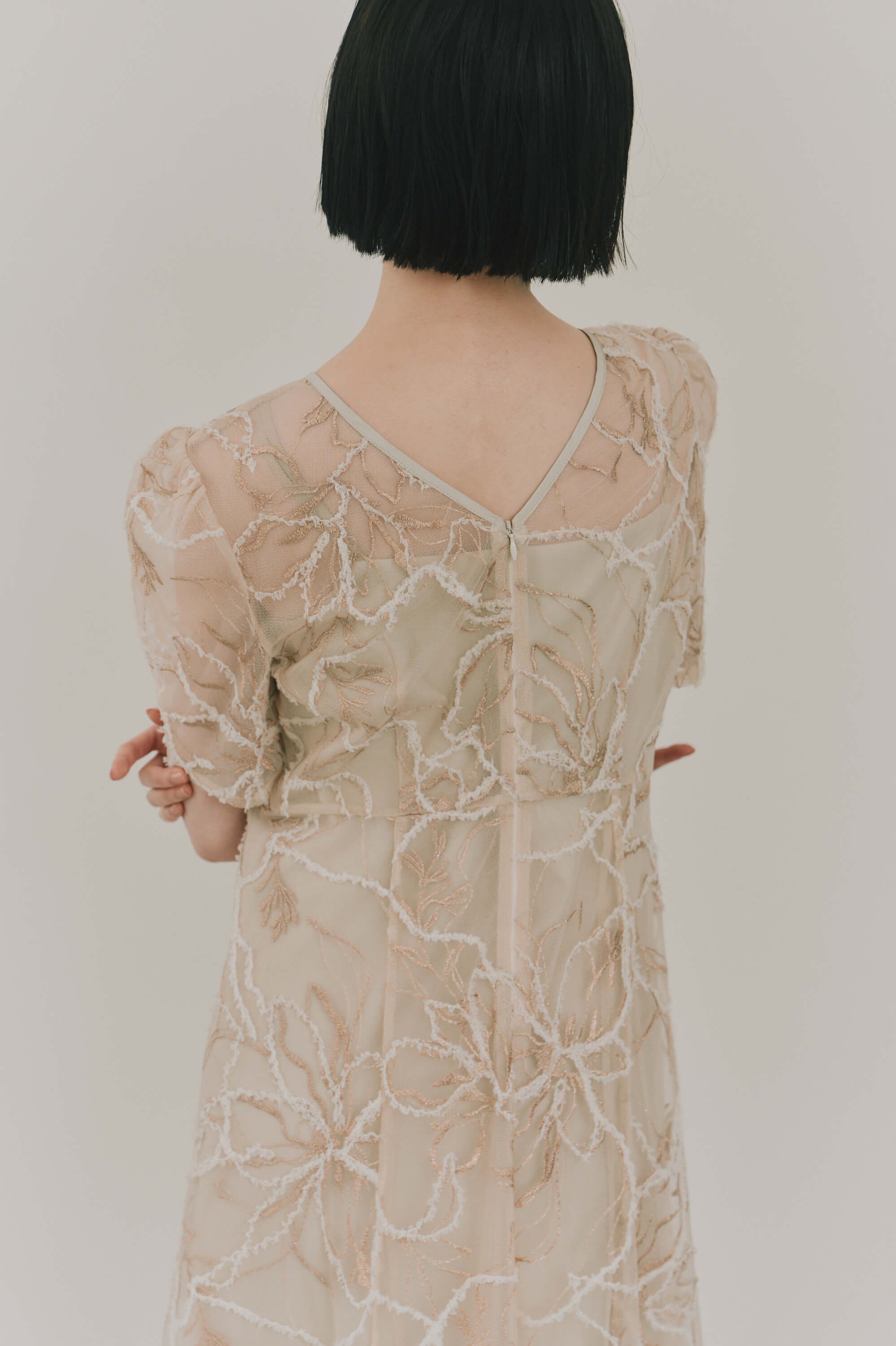 kaene  エンブロイダリーモールレースドレス / 101187 結婚式ドレス beige | モデル身長161cm　着用サイズS(36)