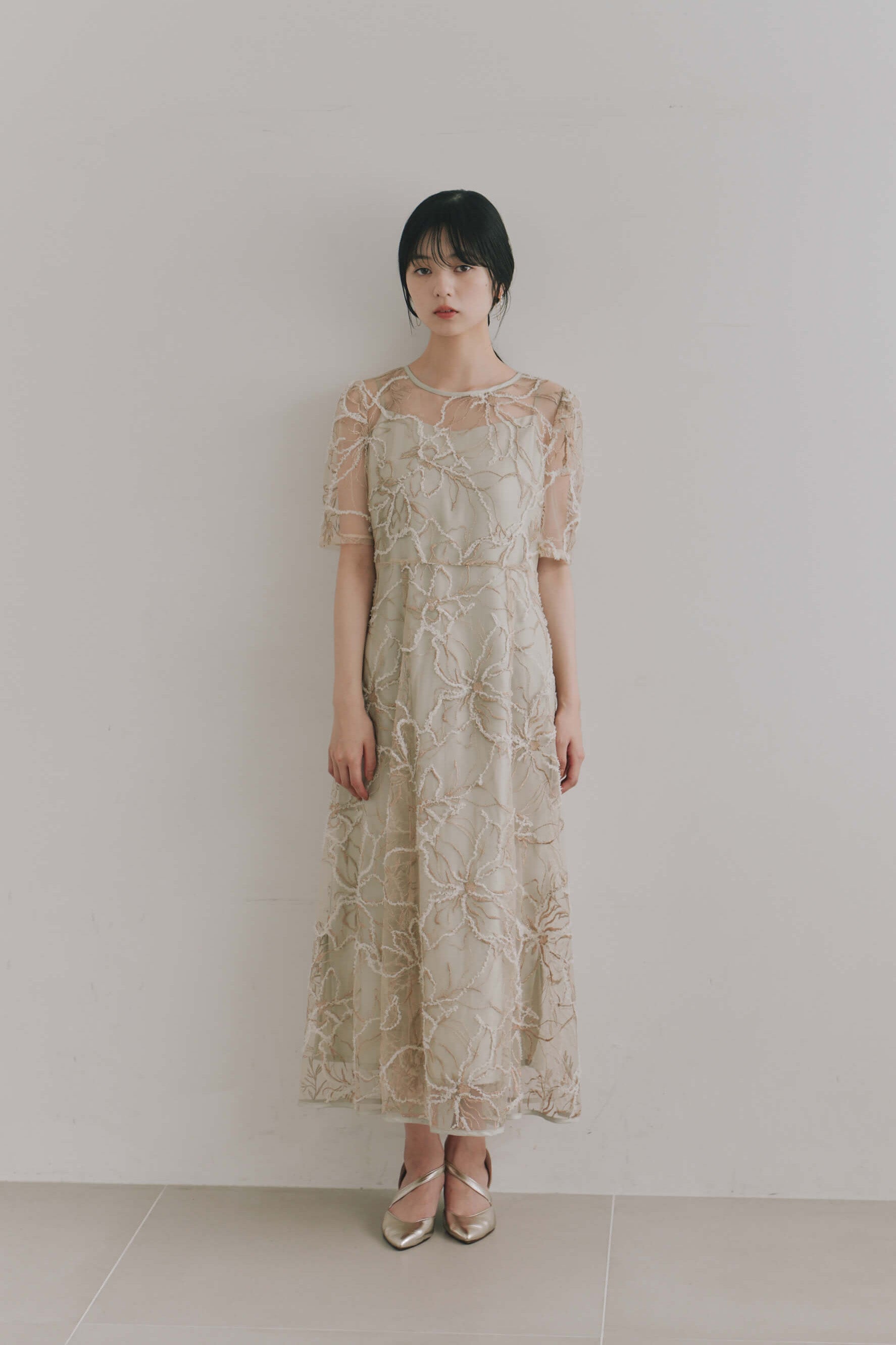 kaene  エンブロイダリーモールレースドレス / 101187 結婚式ドレス beige | モデル身長162cm　着用サイズS(36)