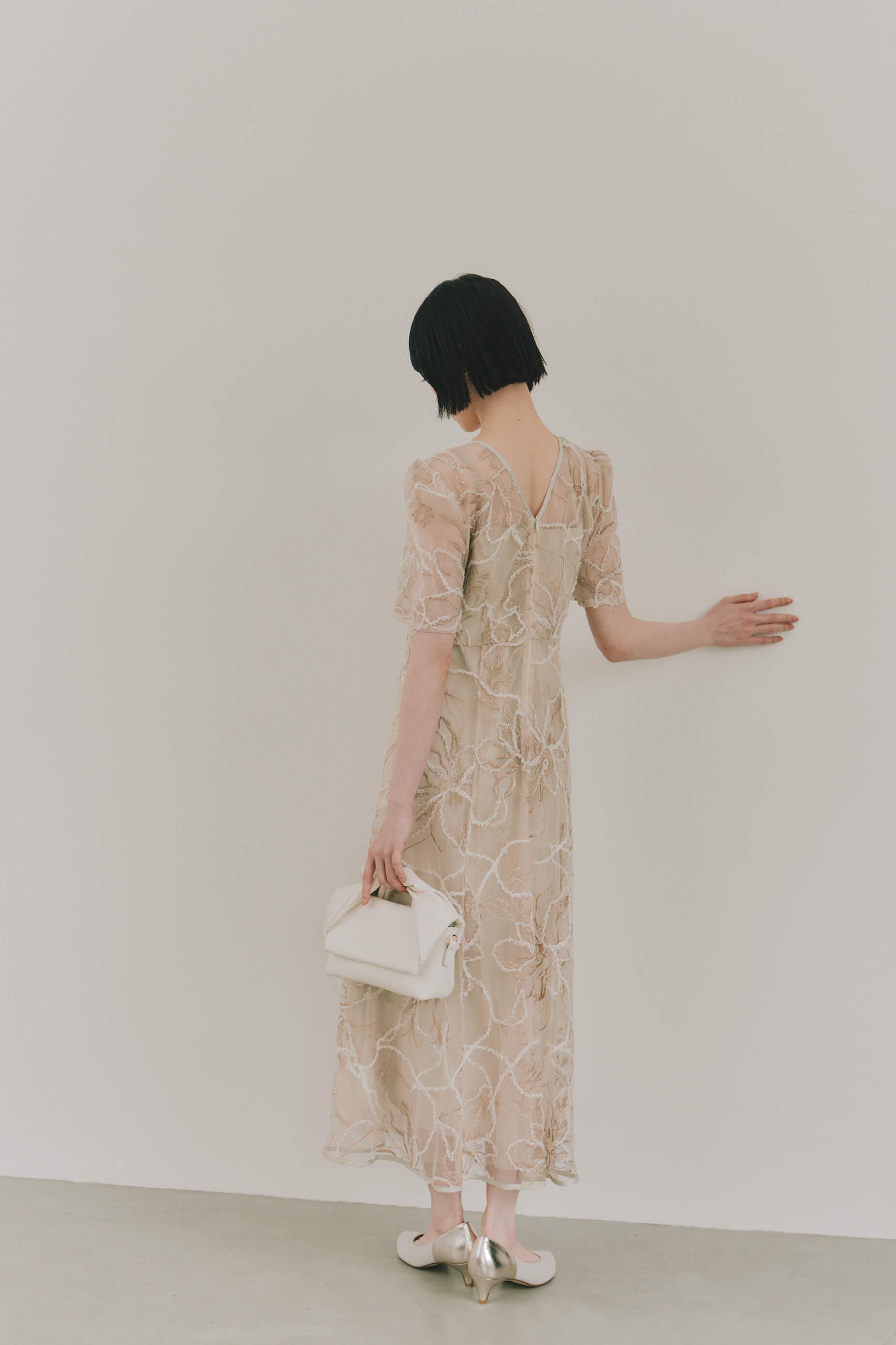 kaene  エンブロイダリーモールレースドレス / 101187 結婚式ドレス beige | モデル身長161cm　着用サイズS(36)