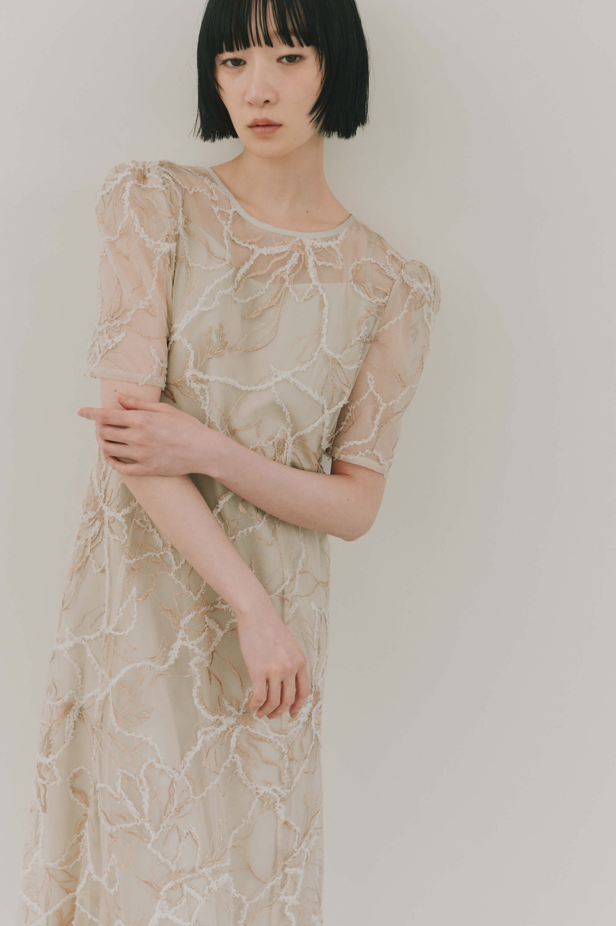kaene  エンブロイダリーモールレースドレス / 101187 結婚式ドレス beige | モデル身長161cm　着用サイズS(36)