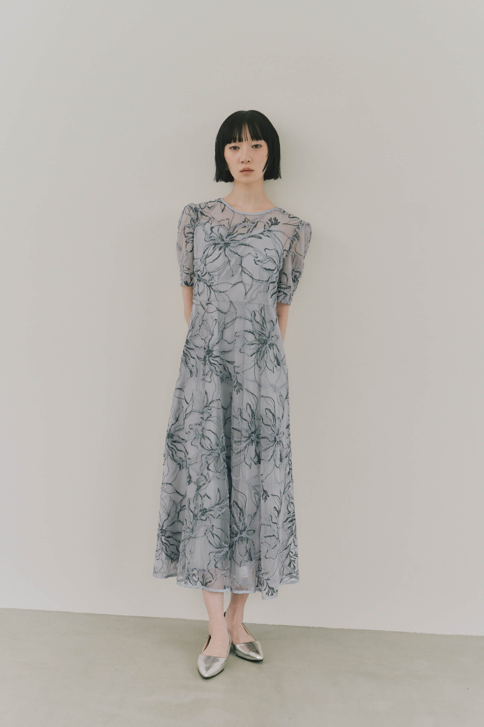 kaene  エンブロイダリーモールレースドレス / 101187 結婚式ドレス bluegray | モデル身長161cm　着用サイズS(36)