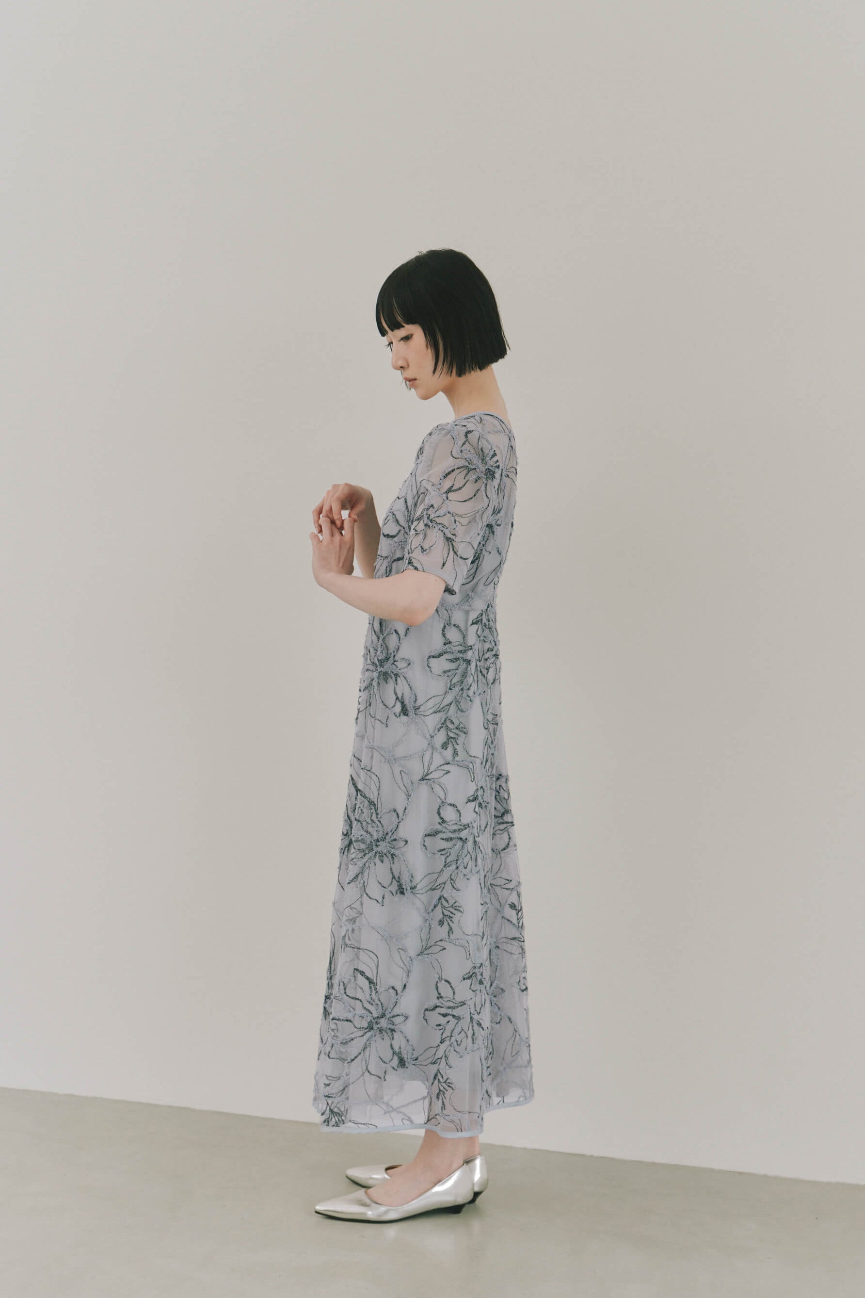 kaene  エンブロイダリーモールレースドレス / 101187 結婚式ドレス bluegray | モデル身長161cm　着用サイズS(36)