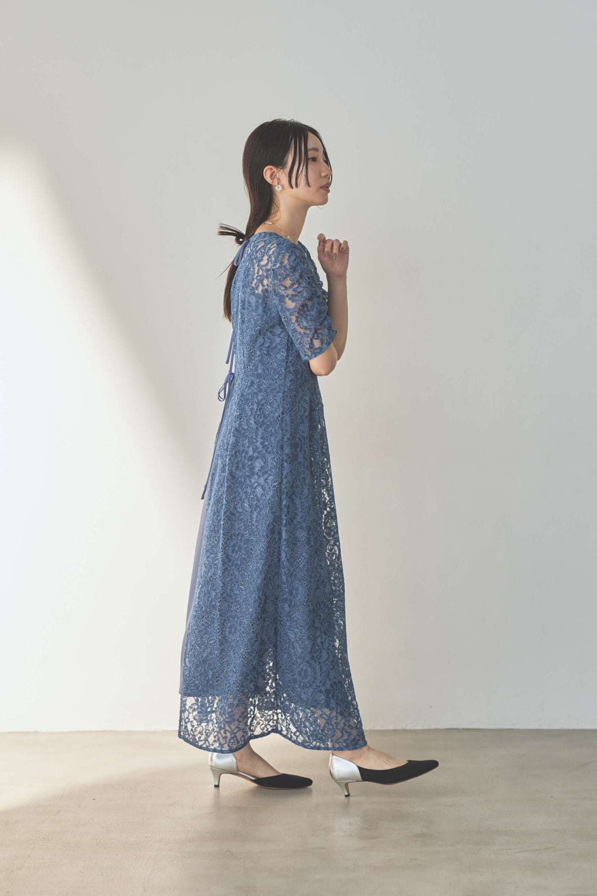 kaene  配色レースエプロンドレス / 101205 結婚式用ゲストドレス blue | モデル身長160cm　着用サイズM(38)  