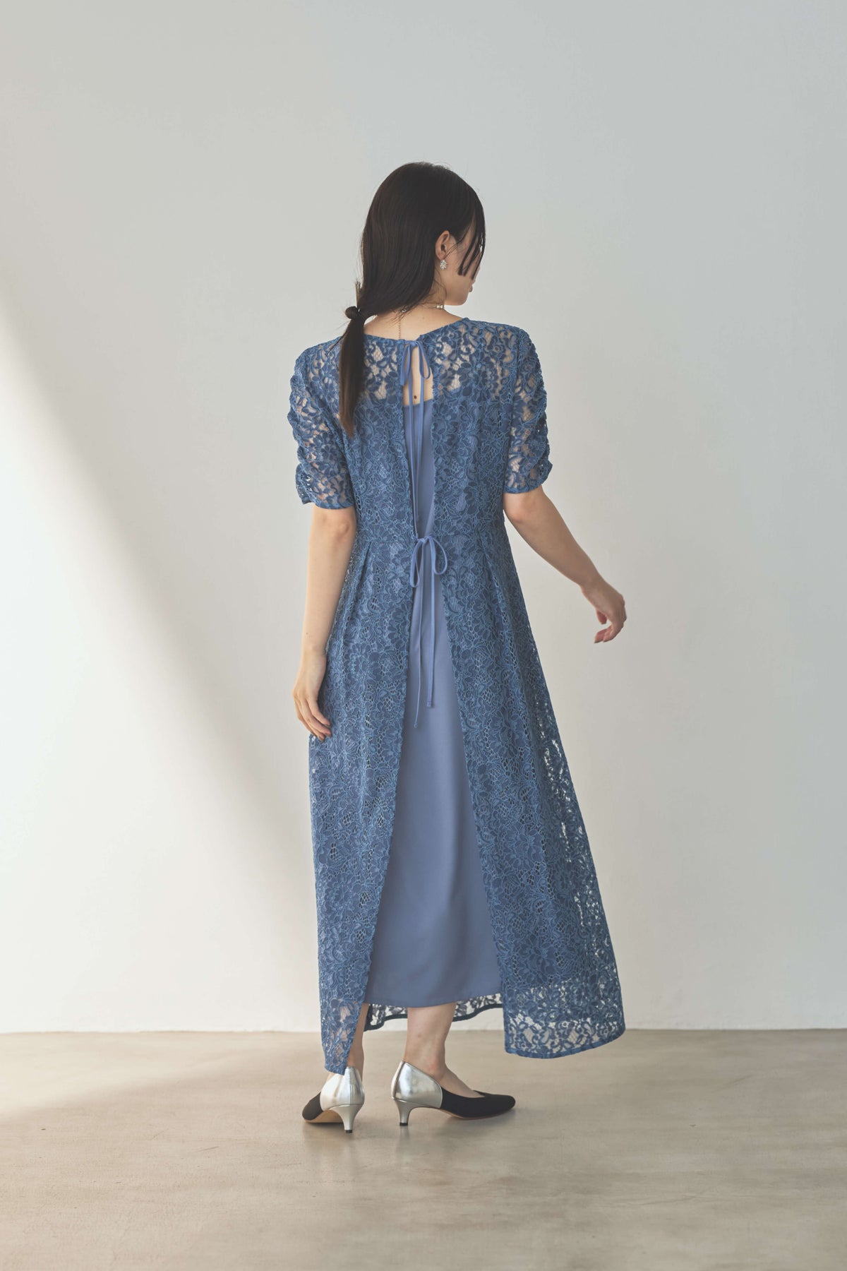 kaene  配色レースエプロンドレス / 101205 結婚式用ゲストドレス blue | モデル身長160cm　着用サイズM(38)  