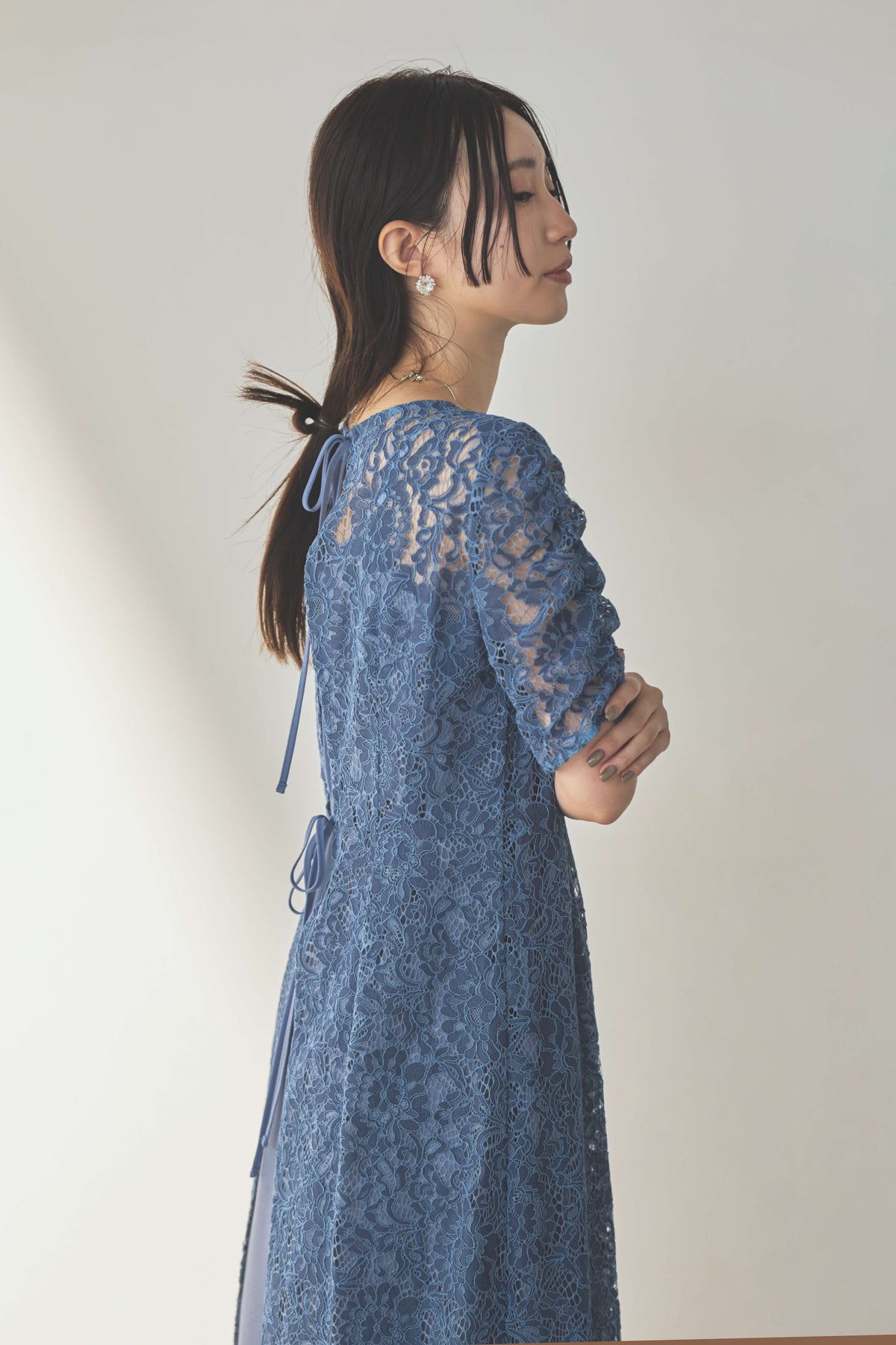 kaene  配色レースエプロンドレス / 101205 結婚式用ゲストドレス blue | モデル身長160cm　着用サイズM(38)  