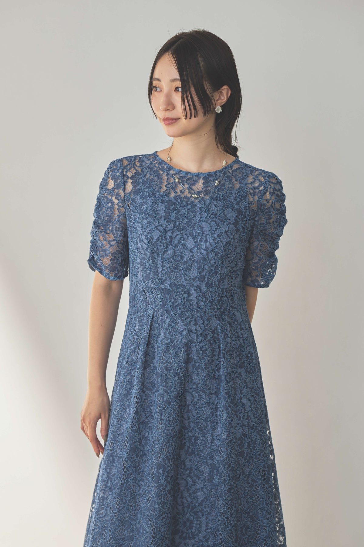 kaene  配色レースエプロンドレス / 101205 結婚式用ゲストドレス blue | モデル身長160cm　着用サイズM(38)  