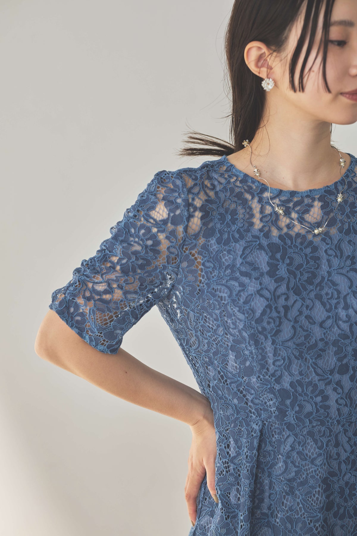 kaene  配色レースエプロンドレス / 101205 結婚式用ゲストドレス blue | モデル身長160cm　着用サイズM(38)  