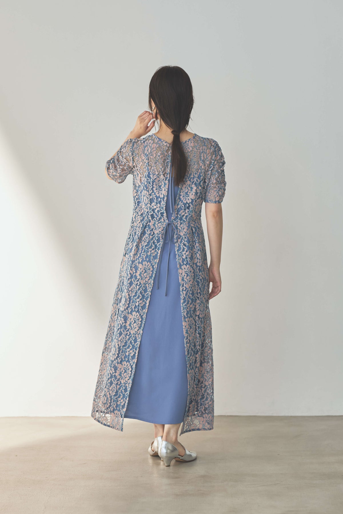 kaene  配色レースエプロンドレス / 101205 結婚式用ゲストドレス sax | モデル身長160cm　着用サイズM(38)  