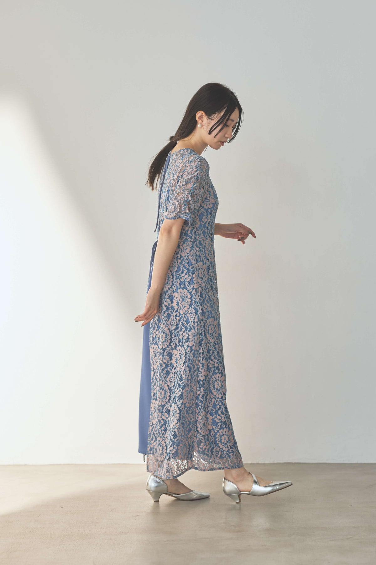 kaene  配色レースエプロンドレス / 101205 結婚式用ゲストドレス sax | モデル身長160cm　着用サイズM(38)  