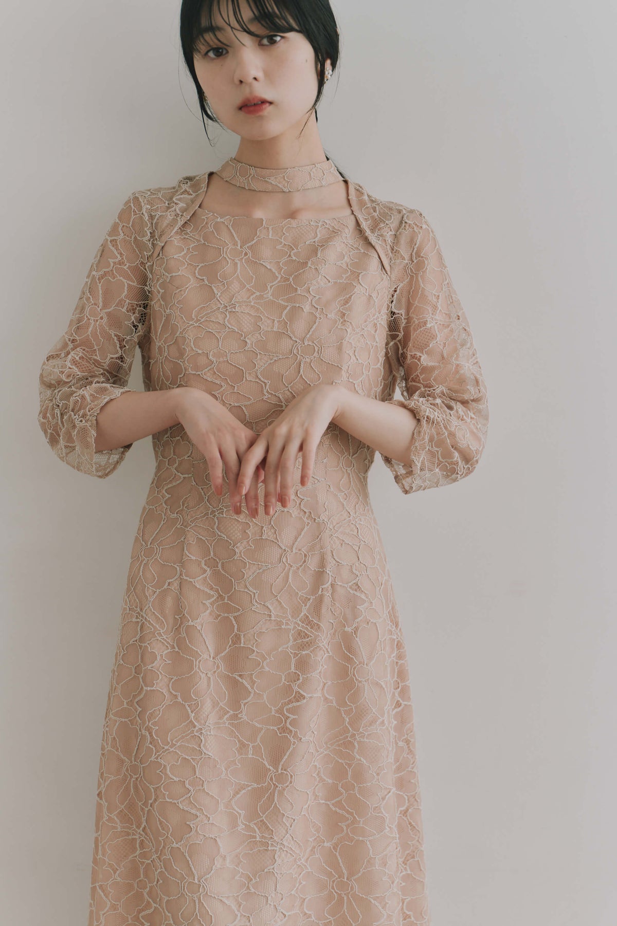 kaene  コードレースチョーカーネックドレス / 101206 結婚式用ゲストドレス beige | モデル身長162cm　着用サイズS(36)  