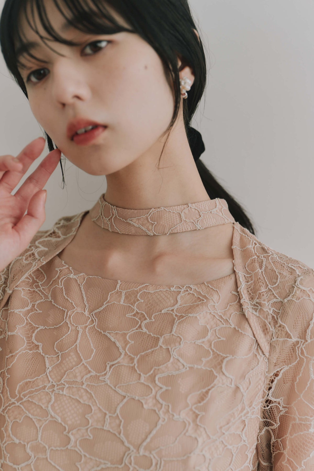 kaene  コードレースチョーカーネックドレス / 101206 結婚式用ゲストドレス beige | モデル身長162cm　着用サイズS(36)  