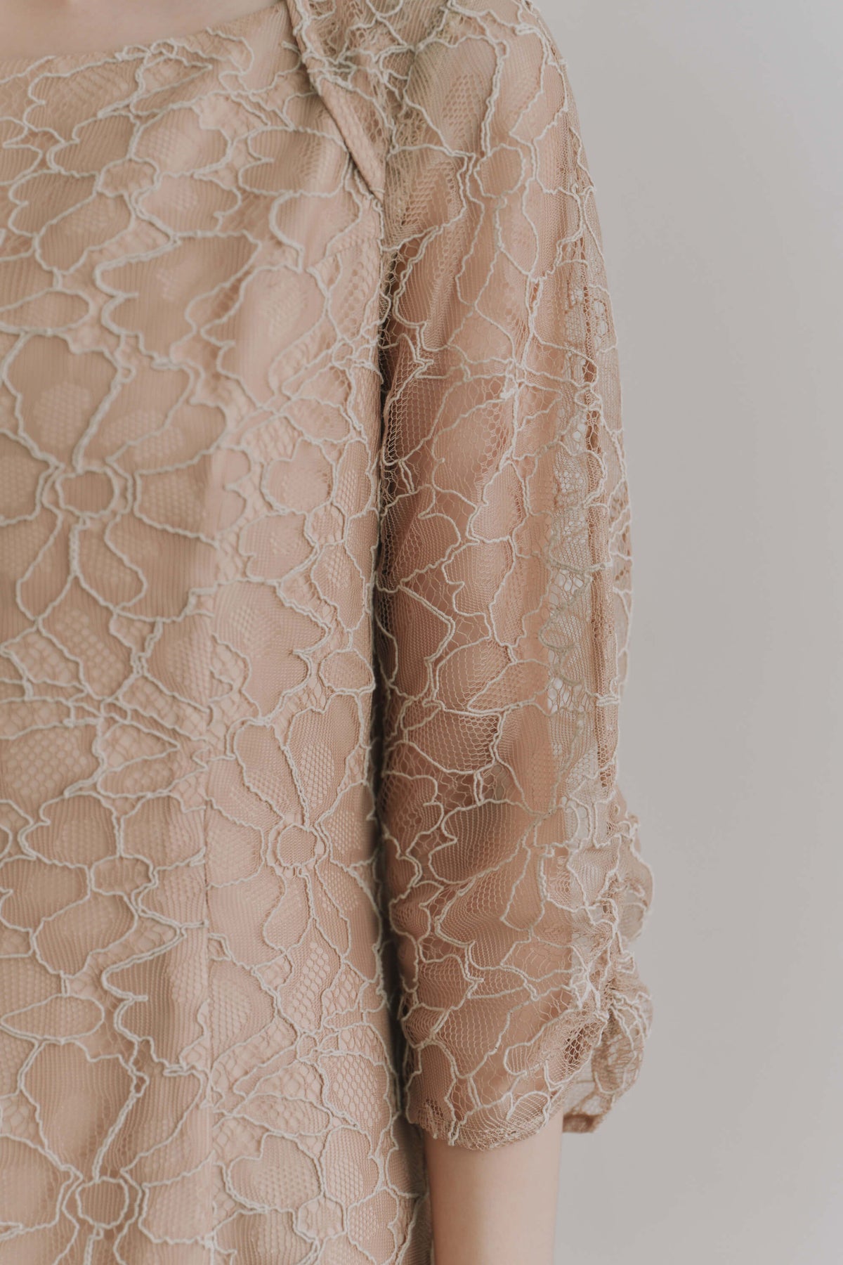 kaene  コードレースチョーカーネックドレス / 101206 結婚式用ゲストドレス beige | モデル身長162cm　着用サイズS(36)  