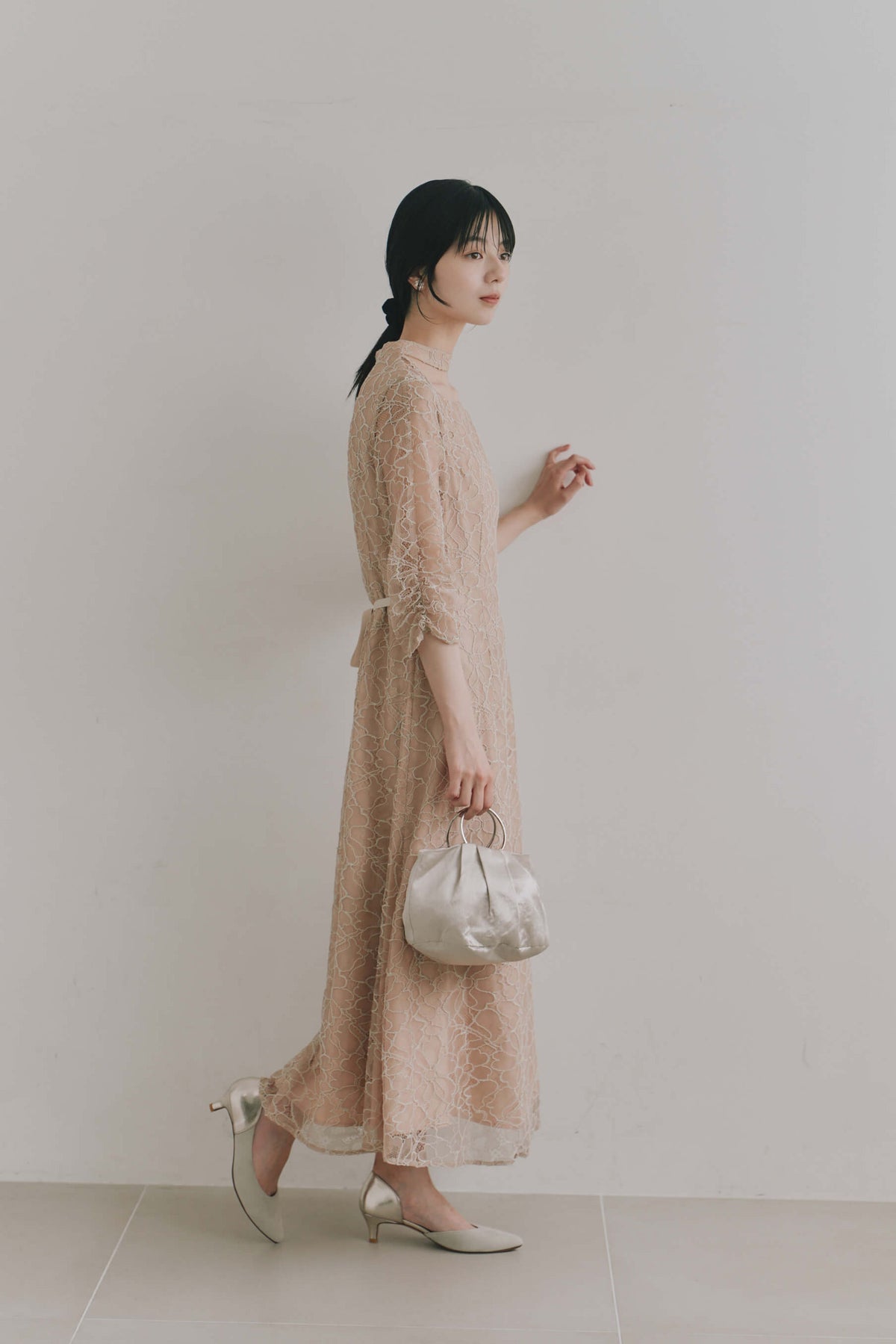 kaene  コードレースチョーカーネックドレス / 101206 結婚式用ゲストドレス beige | モデル身長162cm　着用サイズS(36)  