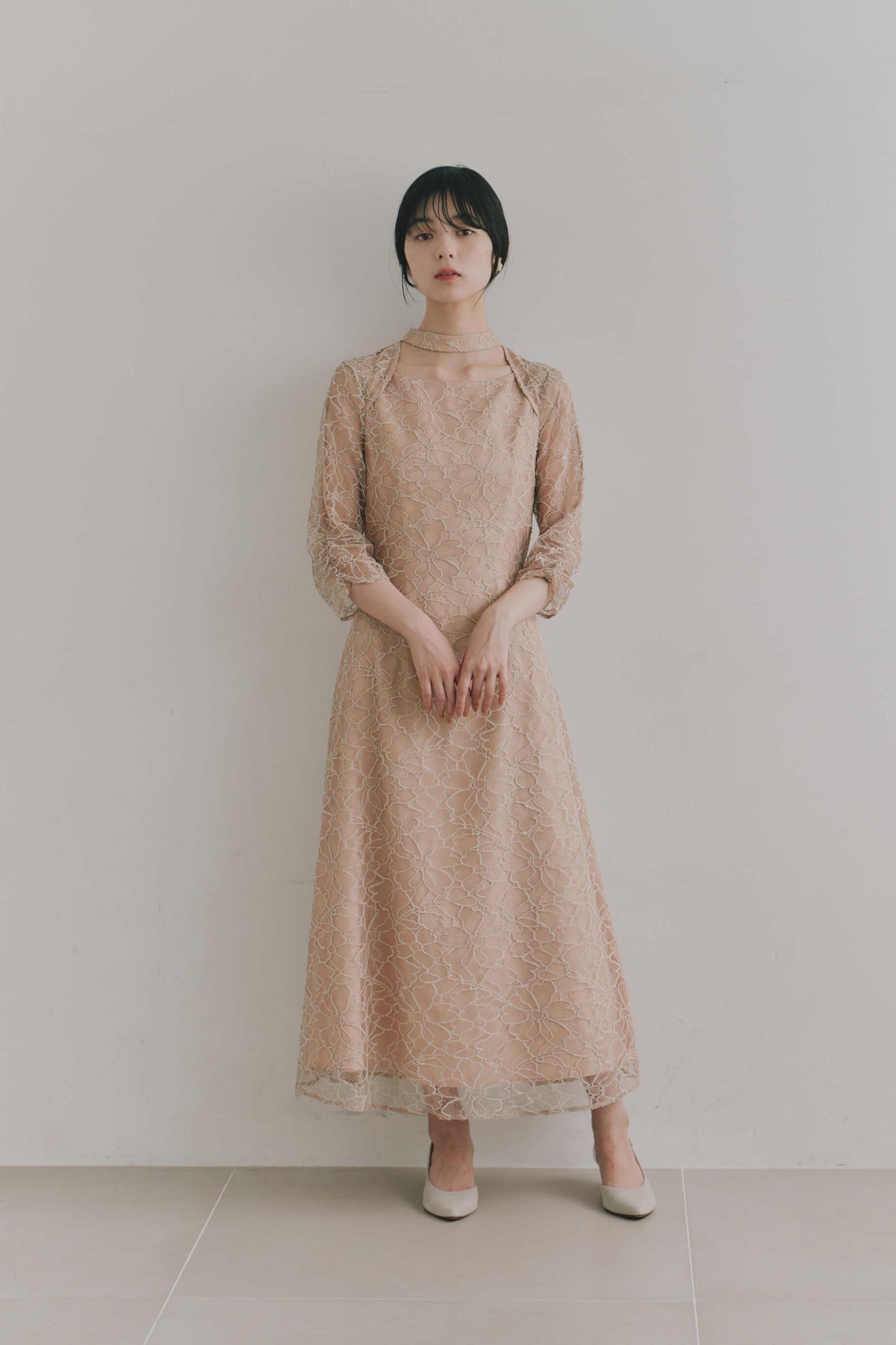 kaene  コードレースチョーカーネックドレス / 101206 結婚式用ゲストドレス beige | モデル身長162cm　着用サイズS(36)  