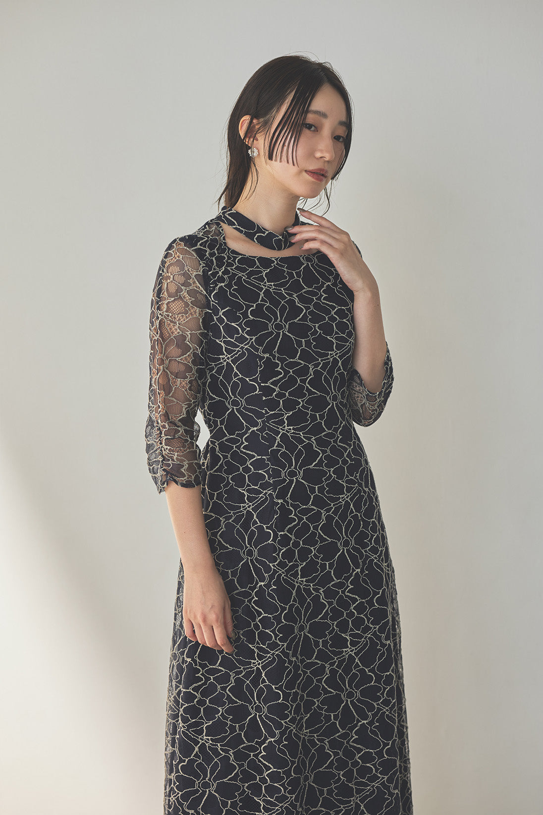 kaene  コードレースチョーカーネックドレス / 101206 結婚式用ゲストドレス navy | モデル身長160cm　着用サイズS(36)  