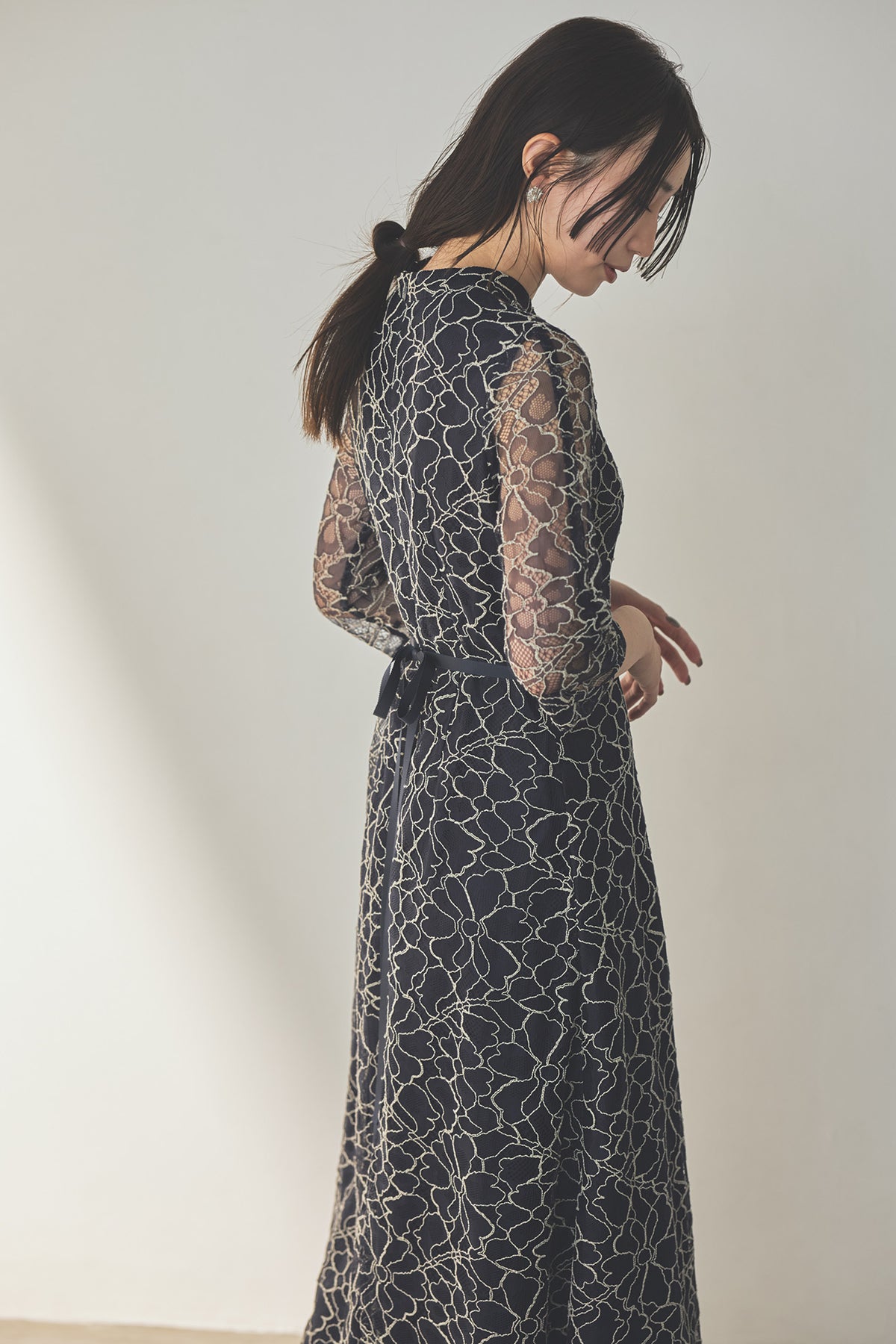 kaene  コードレースチョーカーネックドレス / 101206 結婚式用ゲストドレス navy | モデル身長160cm　着用サイズS(36)  