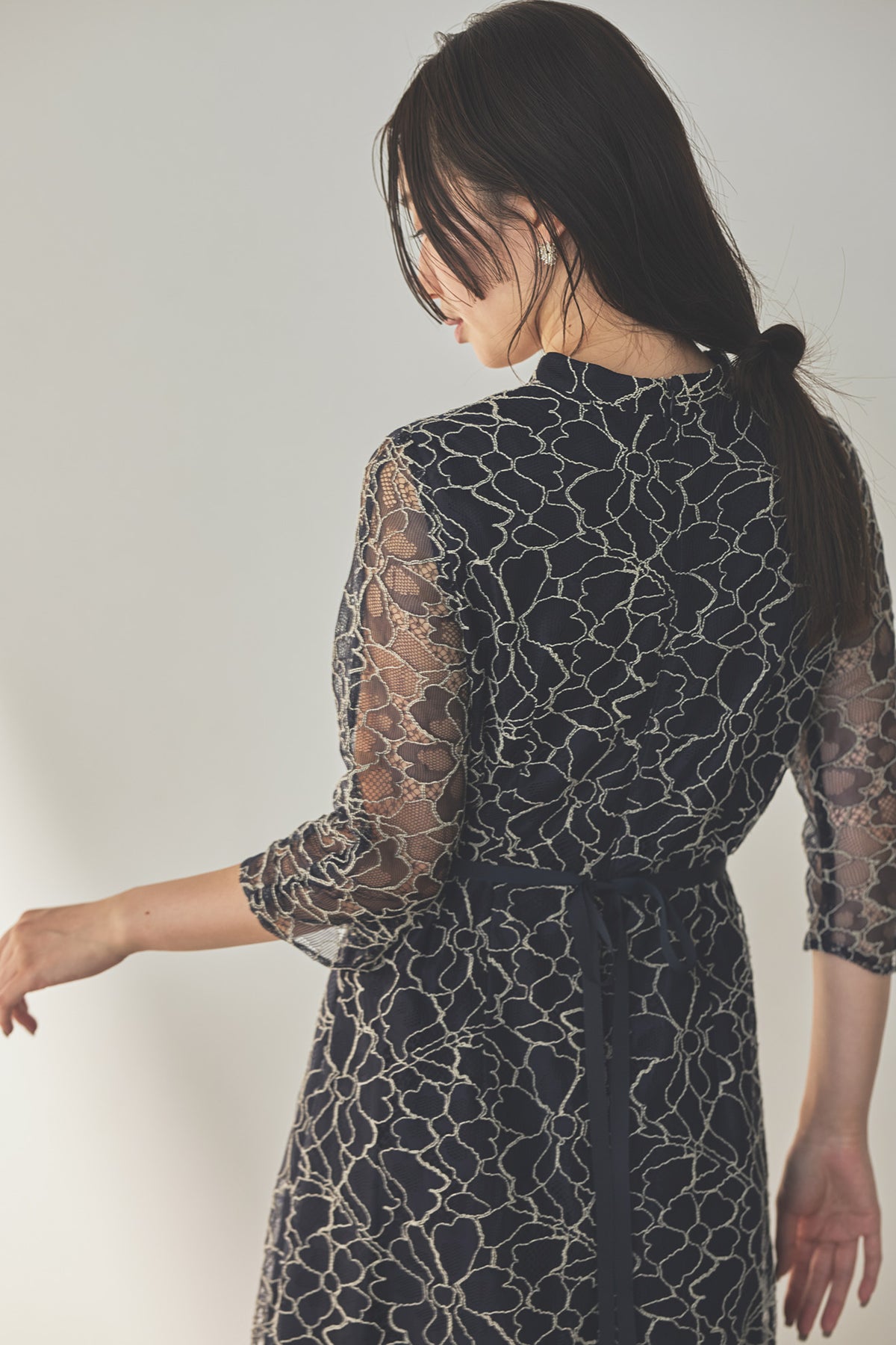kaene  コードレースチョーカーネックドレス / 101206 結婚式用ゲストドレス navy | モデル身長160cm　着用サイズS(36)  