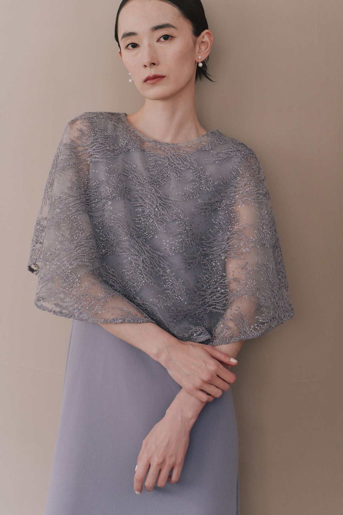 kaene  レースケープセットドレス / 101210 結婚式用ゲストドレス lavender | モデル身長172cm　着用サイズM(38)