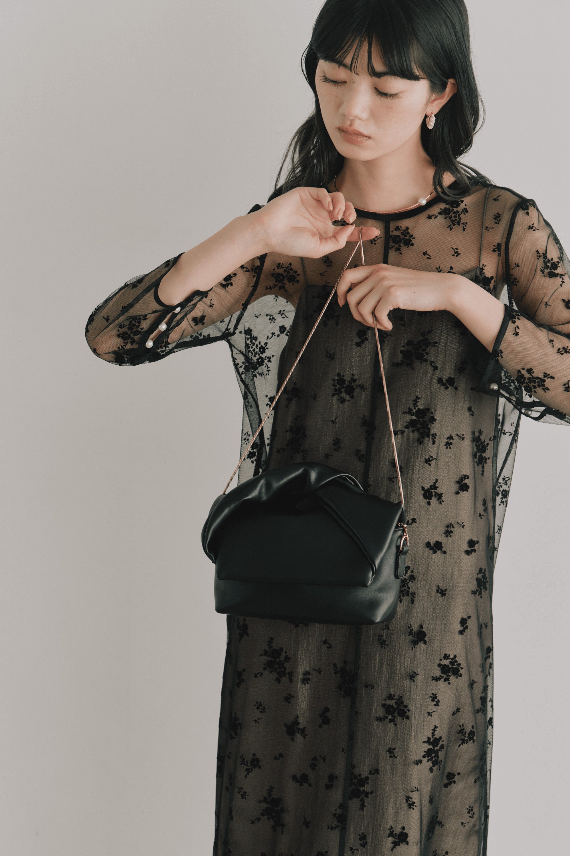 kaene フロッキーサテン2wayドレス / 101066 結婚式用ドレス khaki|モデル身長165cm　着用サイズM(38)
