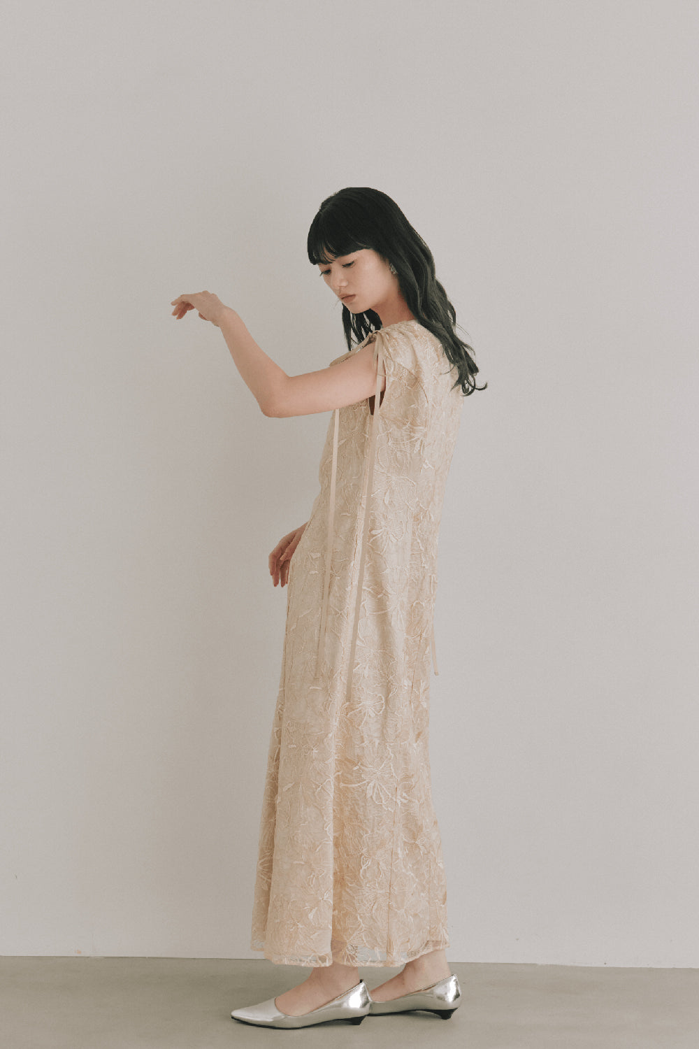 kaene  エンボスフラワーリボンドレス / 101164 | モデル身長165cm　着用サイズM(38) 