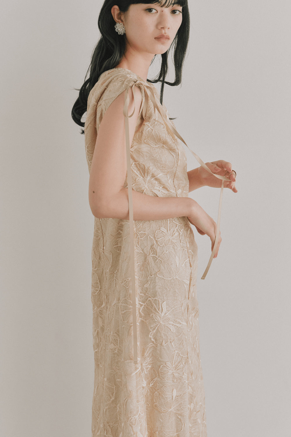 kaene  エンボスフラワーリボンドレス / 101164 | モデル身長165cm　着用サイズM(38) 