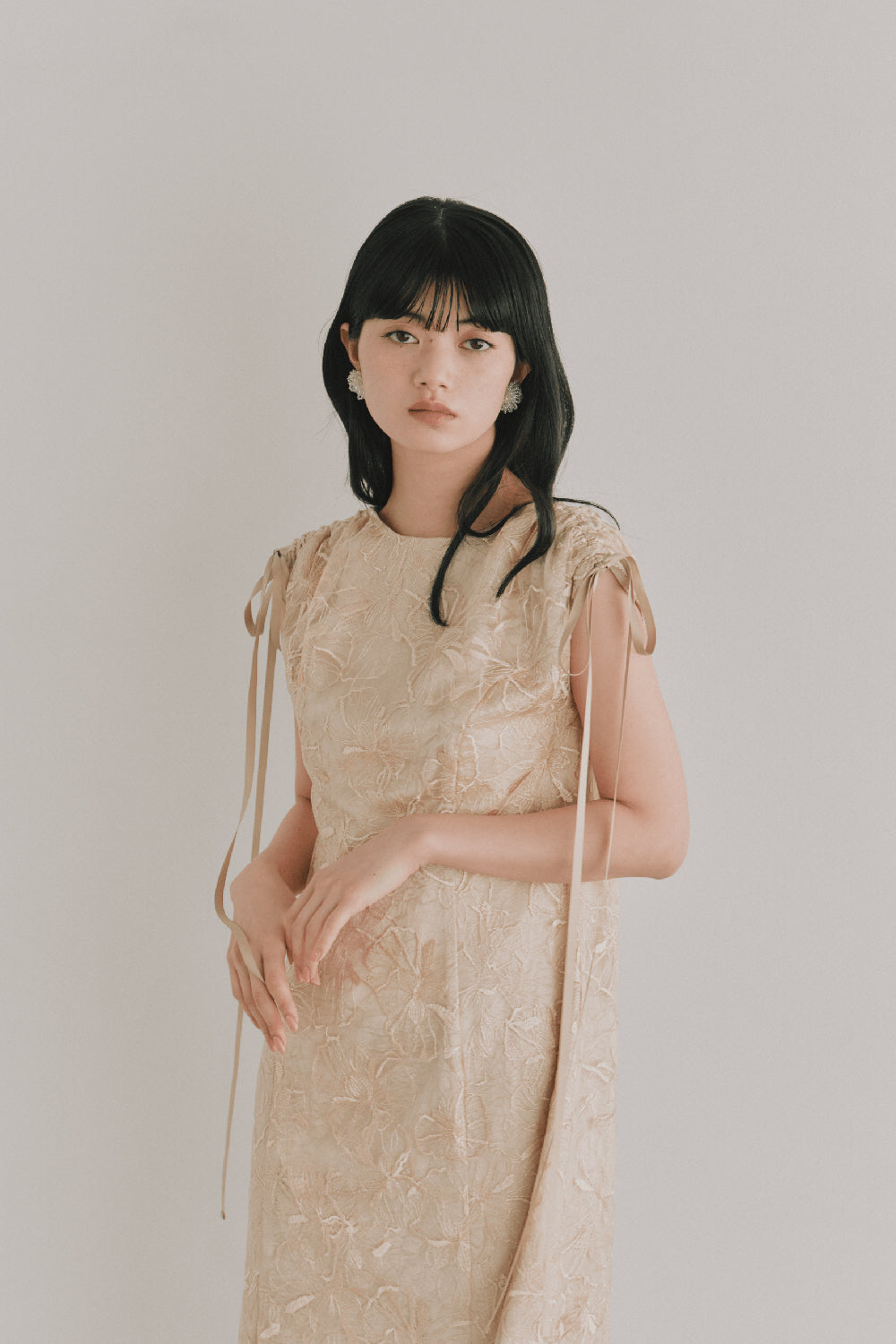 kaene  エンボスフラワーリボンドレス / 101164 | モデル身長165cm　着用サイズM(38) 