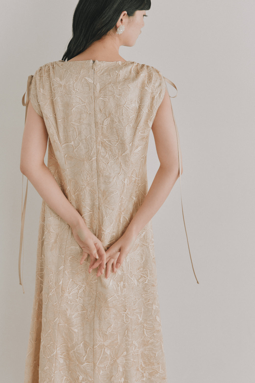 kaene  エンボスフラワーリボンドレス / 101164 | モデル身長165cm　着用サイズM(38) 