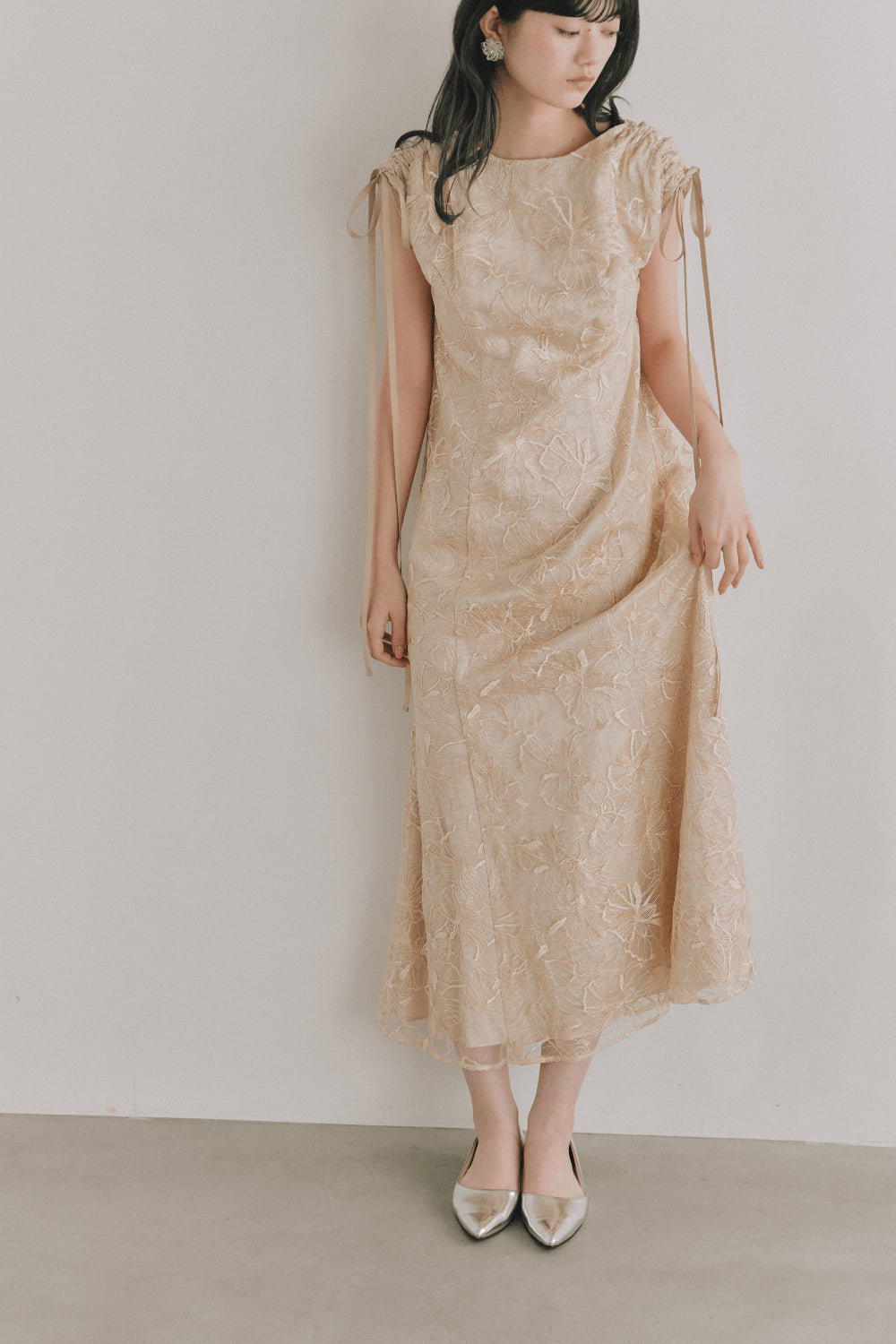 kaene  エンボスフラワーリボンドレス / 101164 | モデル身長165cm　着用サイズM(38) 