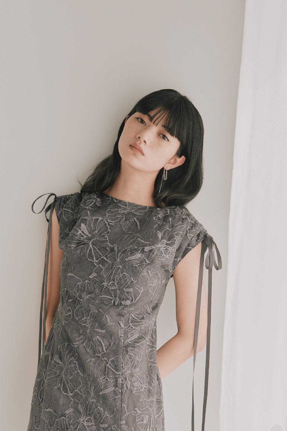 kaene  エンボスフラワーリボンドレス / 101164 | モデル身長165cm　着用サイズS(36) 