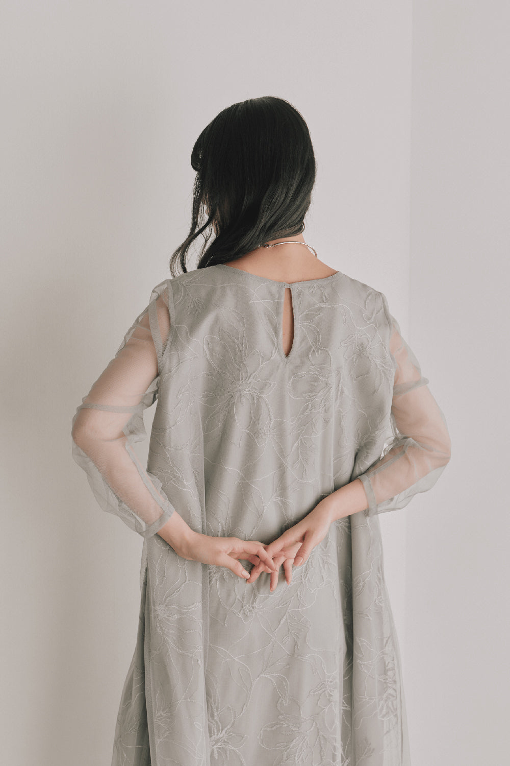kaene シアーペタルレイヤードドレス / 101136 結婚式用ドレス mintgray | モデル身長165cm　着用サイズFREE