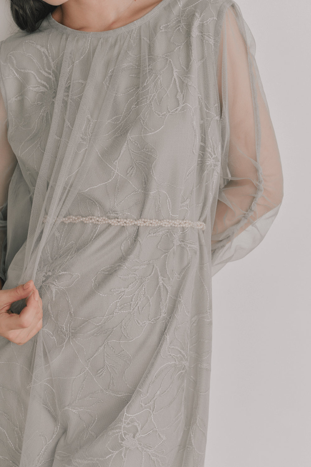 kaene シアーペタルレイヤードドレス / 101136 結婚式用ドレス mintgray | モデル身長165cm　着用サイズFREE※003071ベルト着用