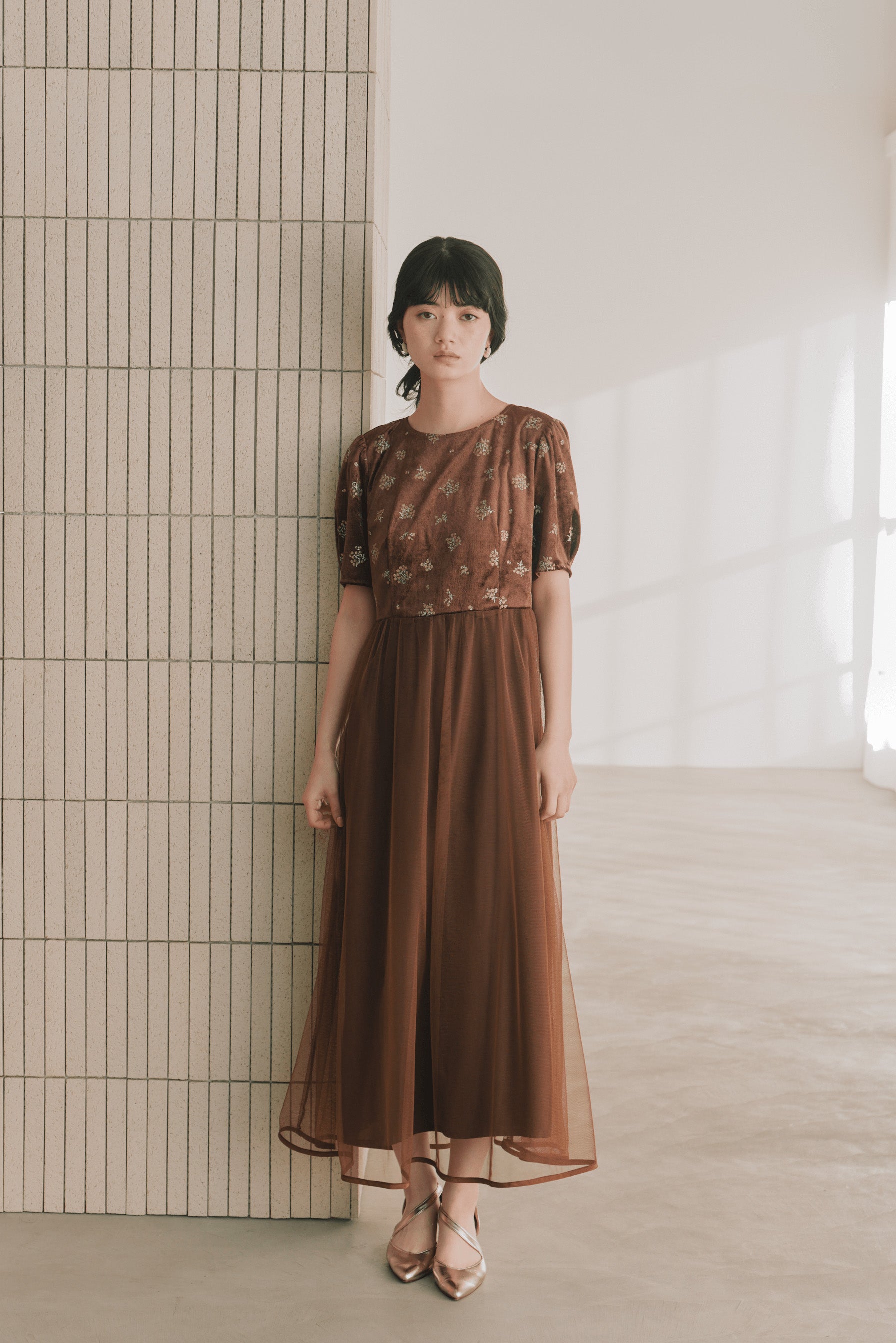 kaene フラワープリントベロアドレス / 101143 結婚式用ドレス | モデル身長165cm 着用サイズM(38)